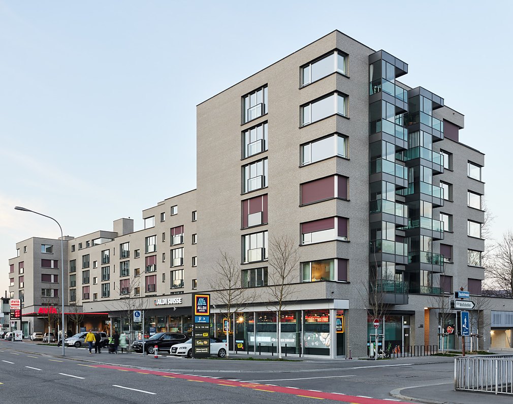 Mehrfamilienhaus mit Gewerbe Mythenkai