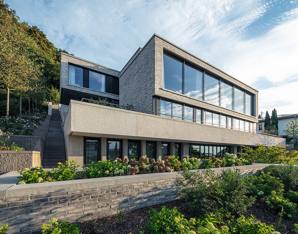 Haus in Hanglage