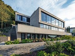 Haus in Hanglage
